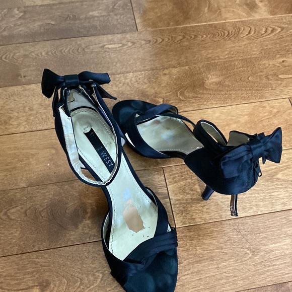 Nine West open toe ankle strap heals - Red & Black pairs - Picture 4 of 6